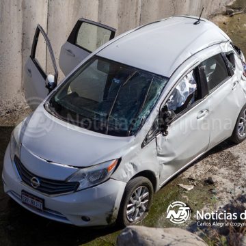 Pareja resulta lesionada tras volcadura en canalización de la colonia Azteca