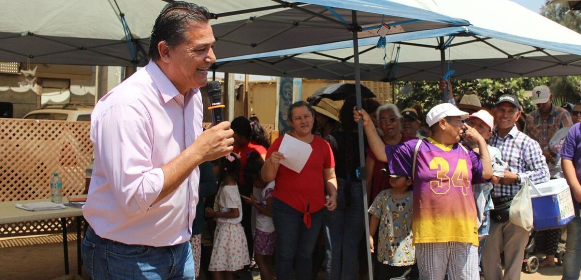 Regidor Arturo Aguirre entrega apoyos alimentarios y escolares en Mirador del Valle