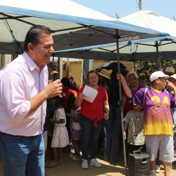 Regidor Arturo Aguirre entrega apoyos alimentarios y escolares en Mirador del Valle