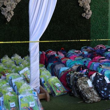 Entregan de útiles escolares y vales de uniformes a niñas, niños y jóvenes