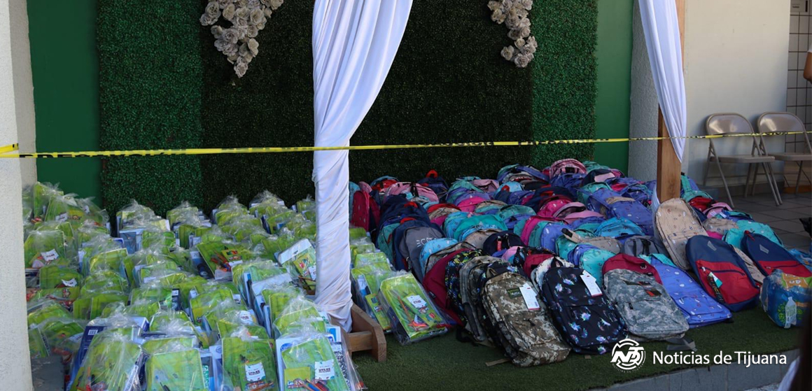 gf Entregan de útiles escolares y vales de uniformes a niñas, niños y jóvenes