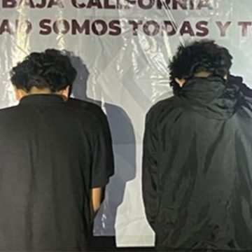 Detienen a dos menores armados tras persecución en Tijuana; viajaban en vehículo robado