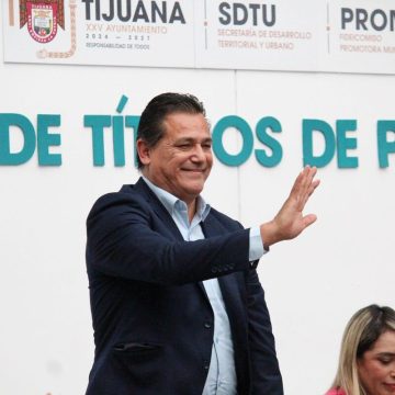Arturo Aguirre destaca entrega de 96 títulos de propiedad a familias tijuanenses