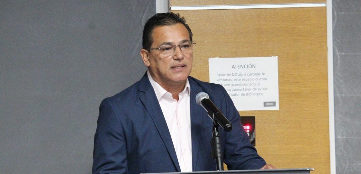 Arturo Aguirre celebra la toma de protesta de nueva regidora del Cabildo Juvenil