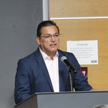 Arturo Aguirre celebra la toma de protesta de nueva regidora del Cabildo Juvenil