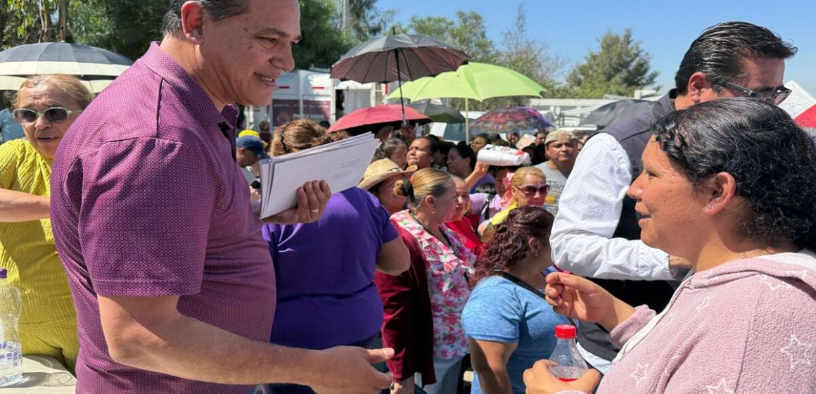 nv Regidor Arturo Aguirre entrega 600 vales de uniformes en la Presa Este