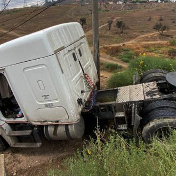 Conductor de tráiler pierde control y sale de la carretera en bulevar 2000