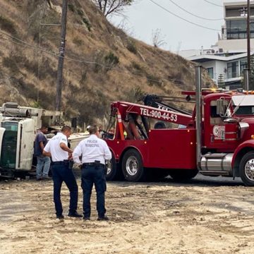 Tractocamión termina en volcadura en bulevar Fundadores tras falla de frenos