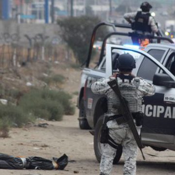 Localizan cuerpo sin vida envuelto en bolsas negras