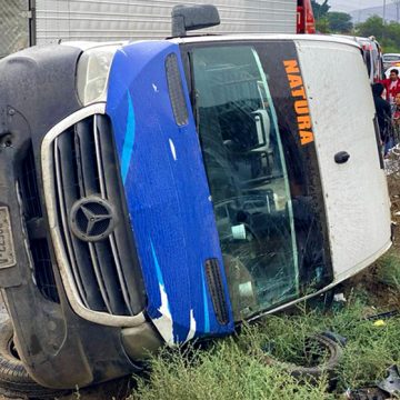 Volcadura de transporte público en Bulevar 2000 deja tres lesionados