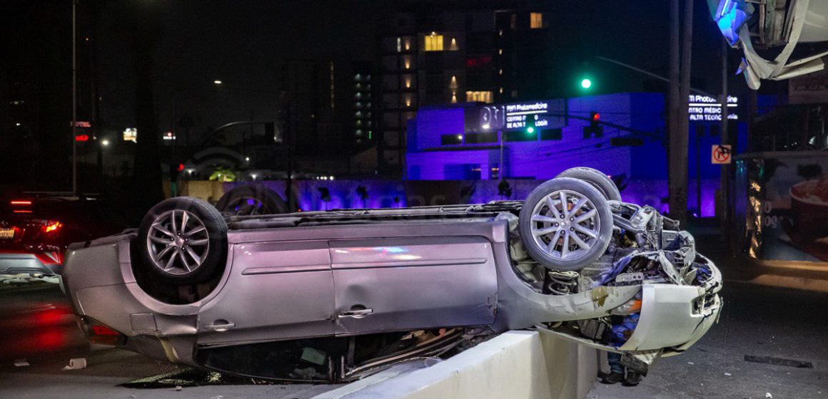 Joven conductor vuelca su vehículo y se fuga del lugar