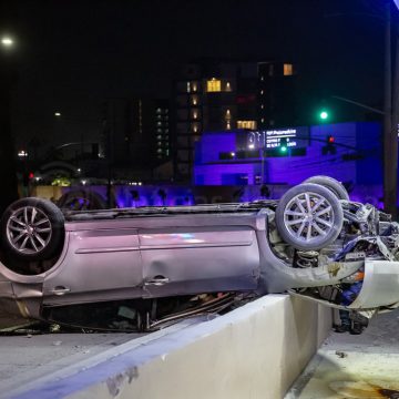 Joven conductor vuelca su vehículo y se fuga del lugar