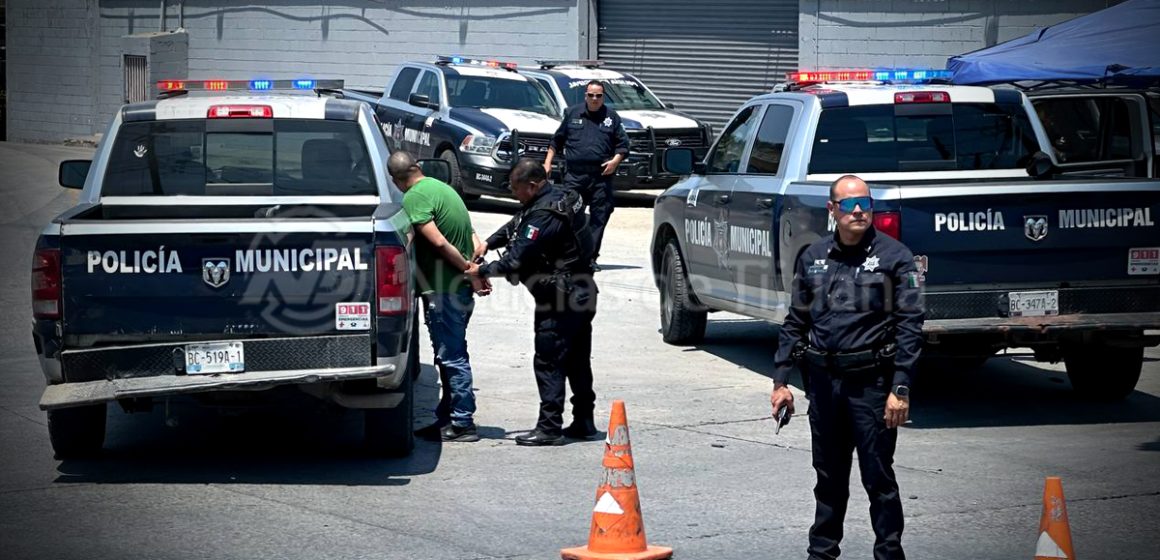 web Arrestan a pareja tras persecución vehicular