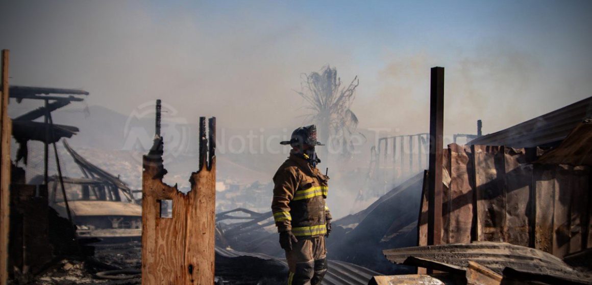 web Incendio consume cuatro viviendas y un vehículo en Terrazas del Valle