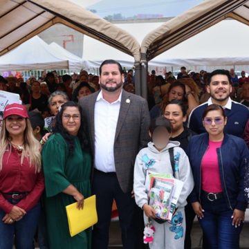 Entregan útiles escolares y vales para uniformes a niñas, niños y jóvenes en Tijuana
