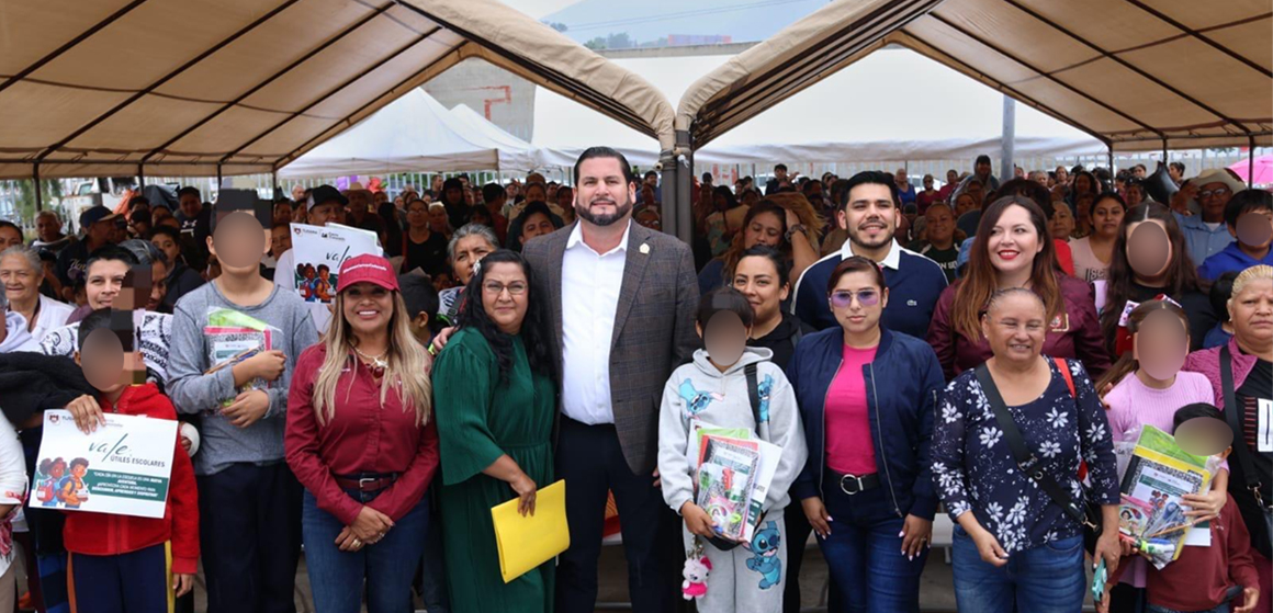 xcv Entregan útiles escolares y vales para uniformes a niñas, niños y jóvenes en Tijuana