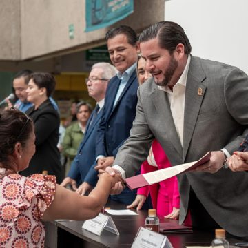 Entregan 96 títulos de propiedad a familias tijuanenses