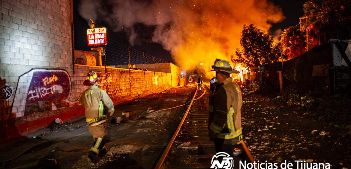 Sin lesionados tras incendio en vivienda improvisada en Tijuana