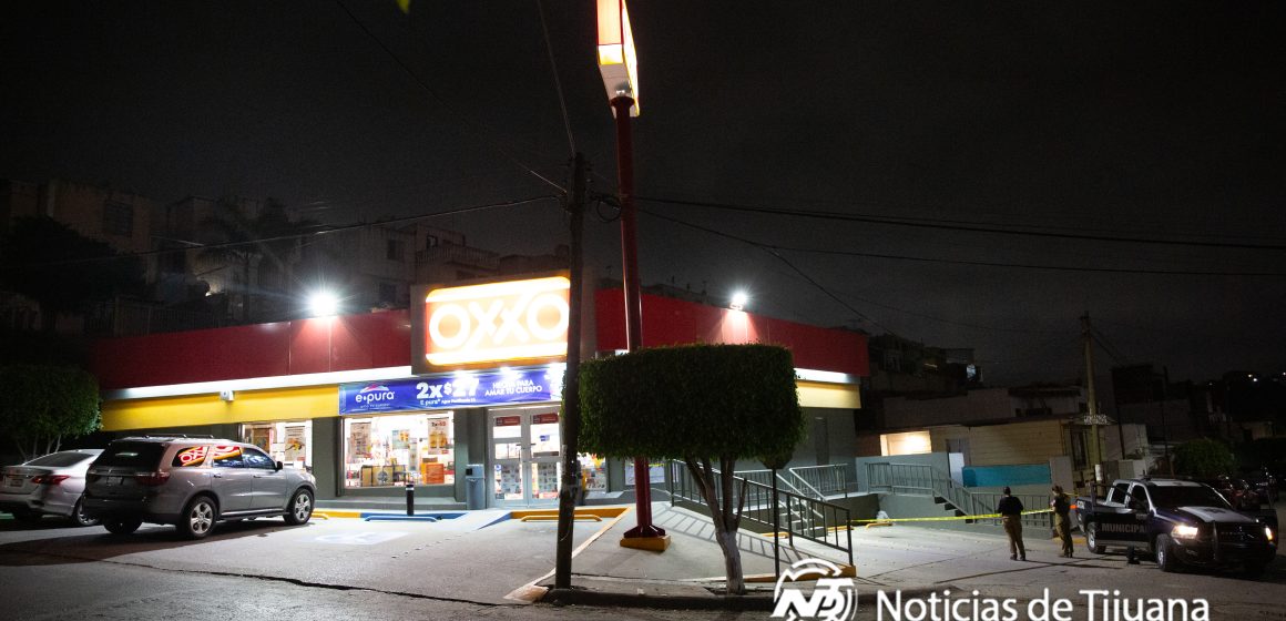 Hombre baleado en estacionamiento de Oxxo Parques