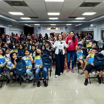 Entregó regidora Gina Arana útiles escolares a niños de Tijuana para comienzo de ciclo escolar