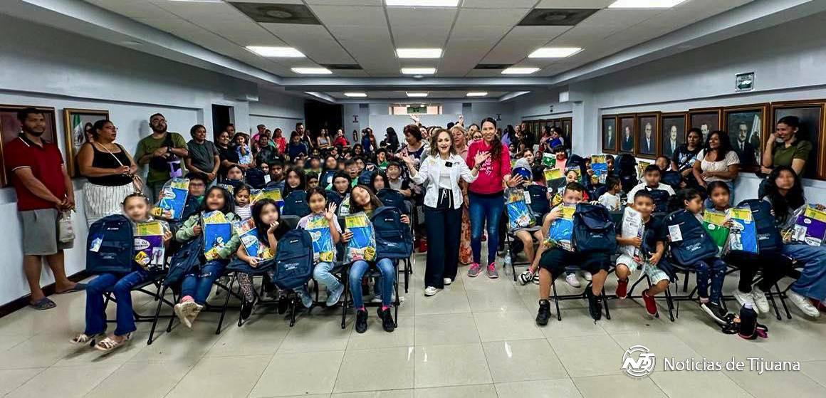 1 Entregó regidora Gina Arana útiles escolares a niños de Tijuana para comienzo de ciclo escolar