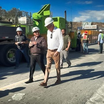 Supervisa XXV Ayuntamiento de Tijuana trabajos de limpieza y reparación en la calle Diez