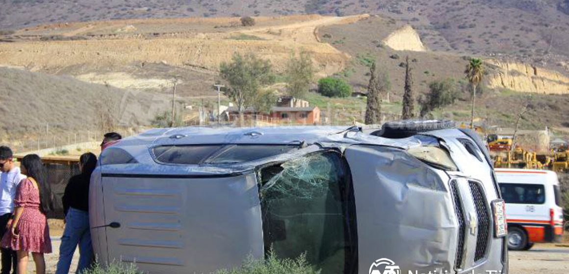 Vuelca vehículo tras impacto de Cherokee que huyó