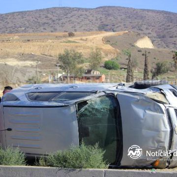1 Vuelca vehículo tras impacto de Cherokee que huyó