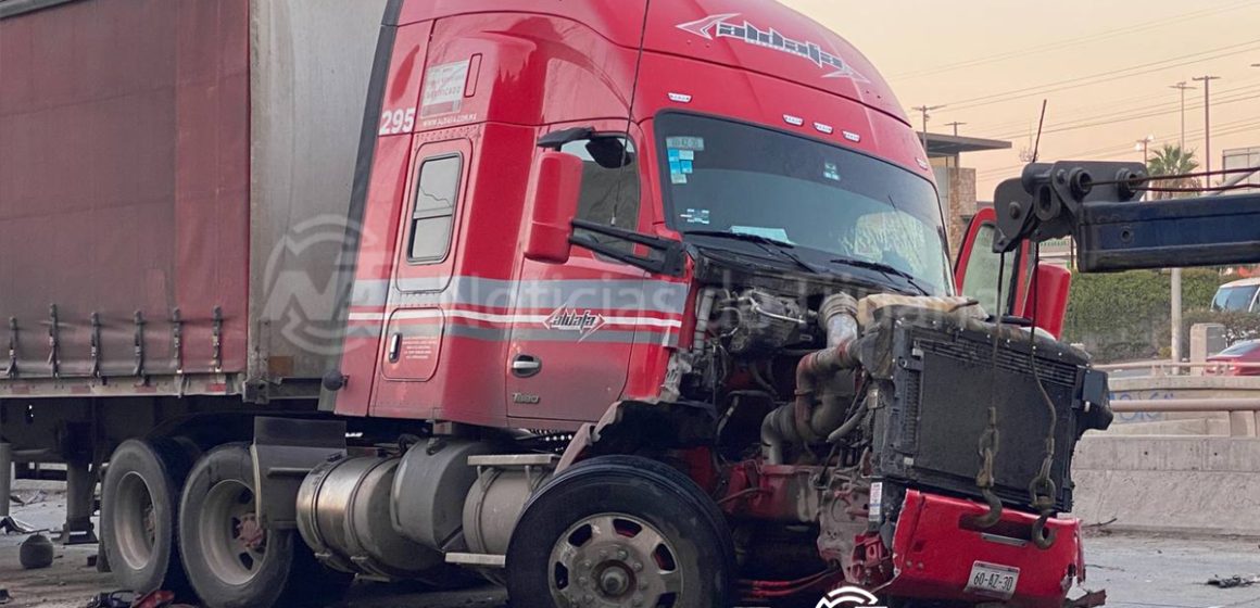 1 Fuerte accidente entre tráiler y vehículo deja severos daños en el bulevar 2000