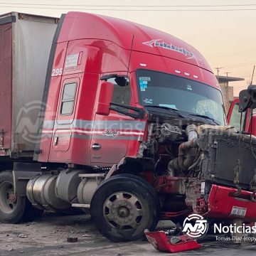 Fuerte accidente entre tráiler y vehículo deja severos daños en el bulevar 2000