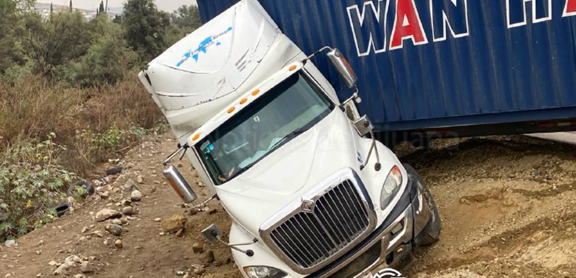 Tráiler sale del camino en bulevar 2000 y responsable huye del lugar tras provocarlo