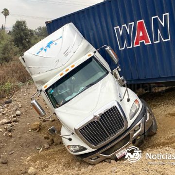 Tráiler sale del camino en bulevar 2000 y responsable huye del lugar tras provocarlo