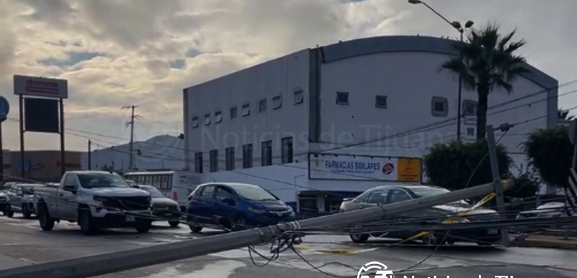 1 Poste caído en bulevar Casablanca provoca intenso tráfico en el Mariano Matamoros