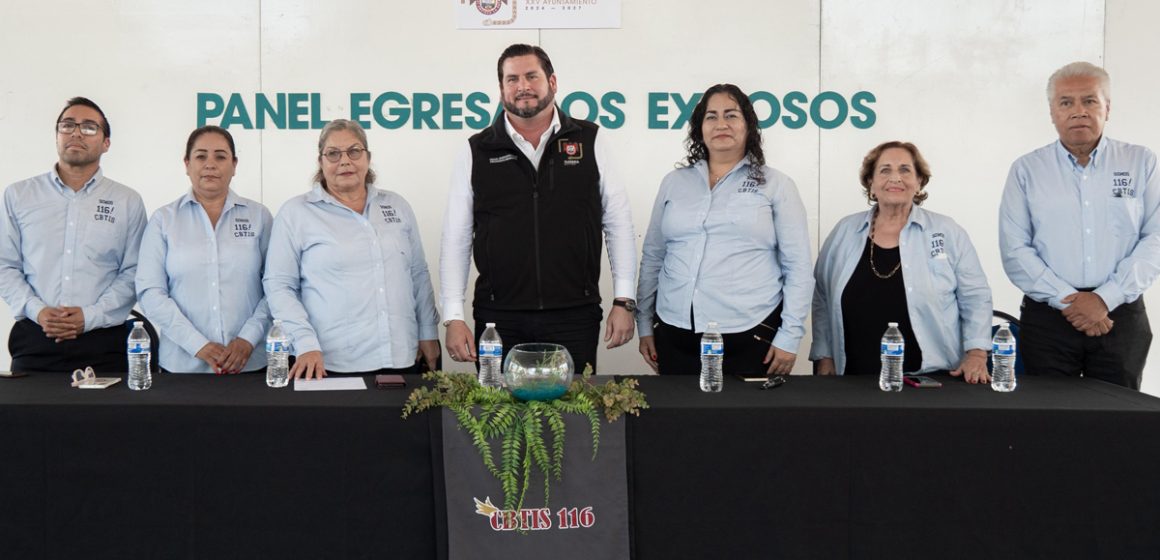 1 Participa Ismael Burgueño en panel de egresados exitosos del CBTIS 116