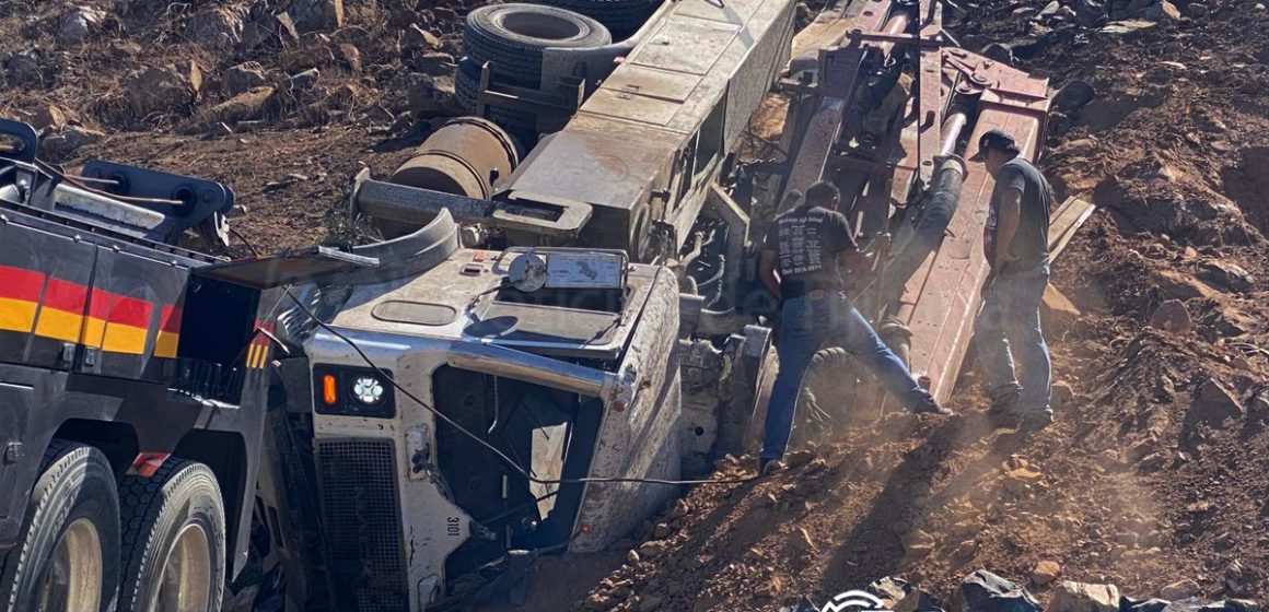 1 Volcadura de camión autobomba en bulevar 2000 deja un lesionado