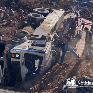Volcadura de camión autobomba en bulevar 2000 deja un lesionado