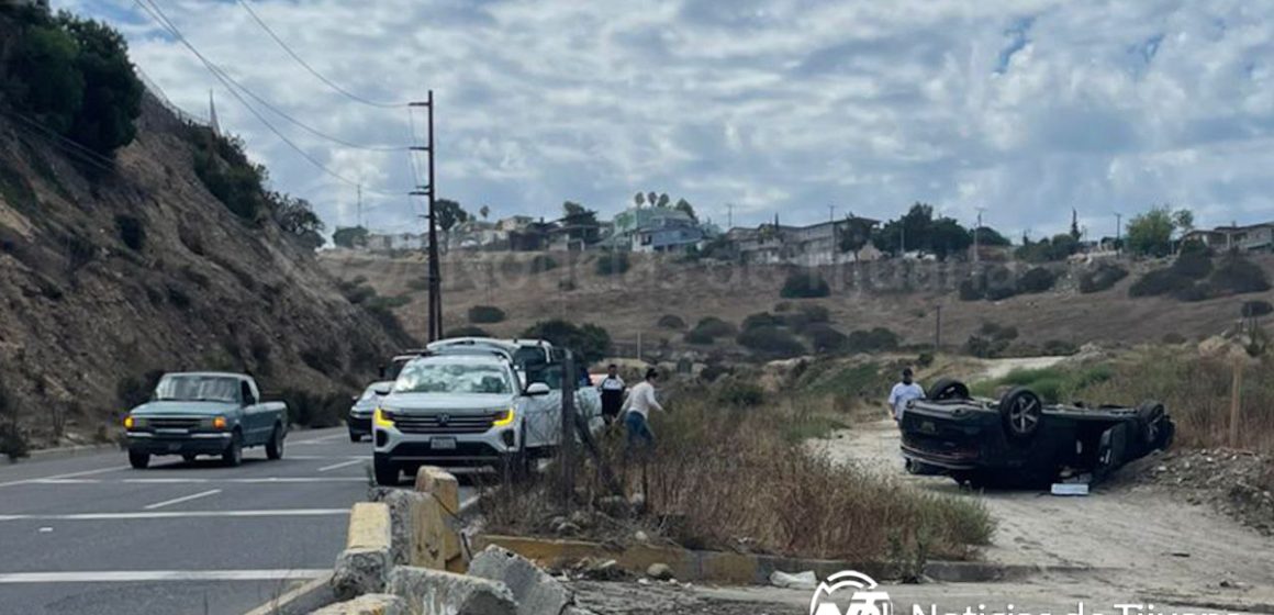 Joven conductora vuelca su vehículo tras conducir a exceso de velocidad