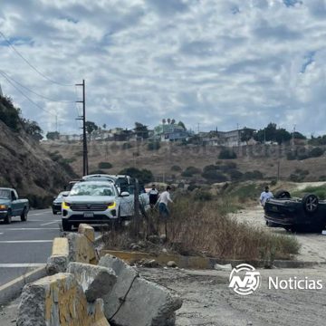 Joven conductora vuelca su vehículo tras conducir a exceso de velocidad