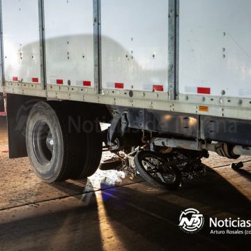 Semáforos en Bellas Artes provoca choque; motociclista resulta lesionado