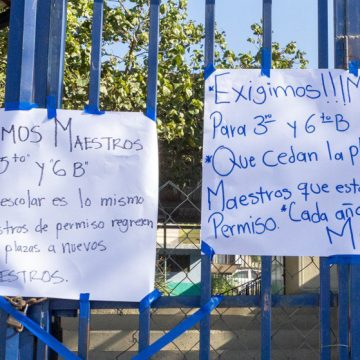 Padres realizan cierre de primaria en Tijuana para exigir atención a la falta de maestros