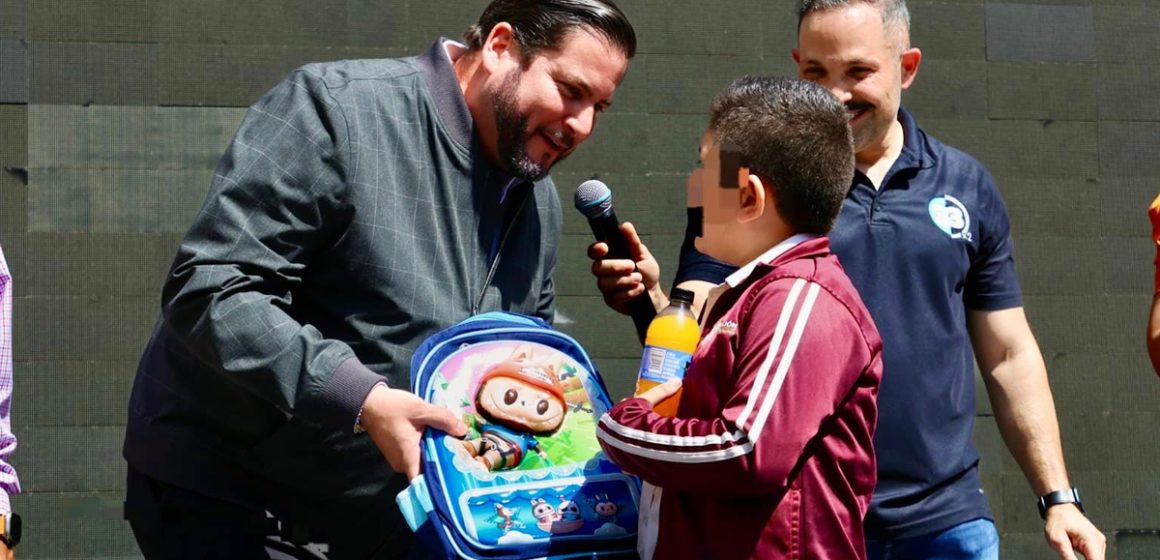 2 Asiste Ismael Burgueño al evento “Enmochilate 2025”