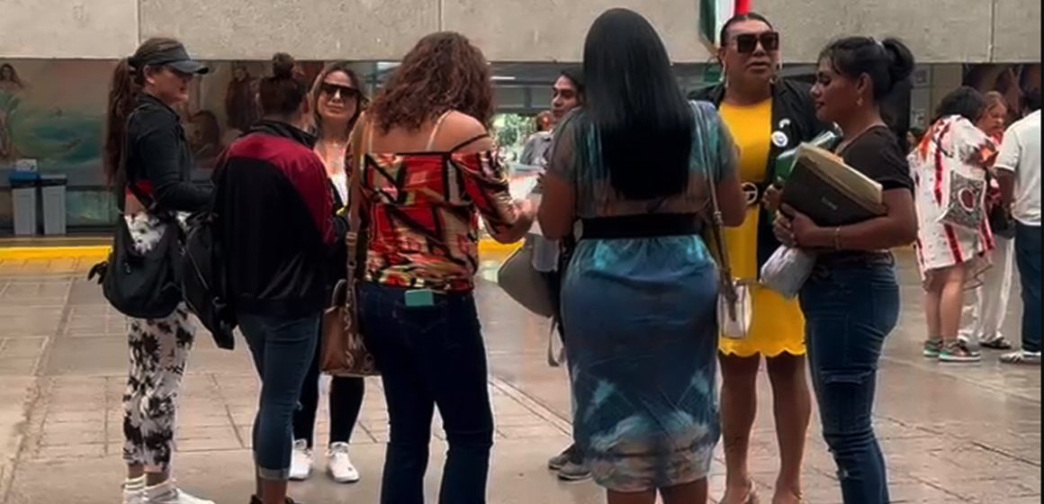 2 Mujeres trans exigen en Palacio Municipal acceso al trámite de cambio de identidad