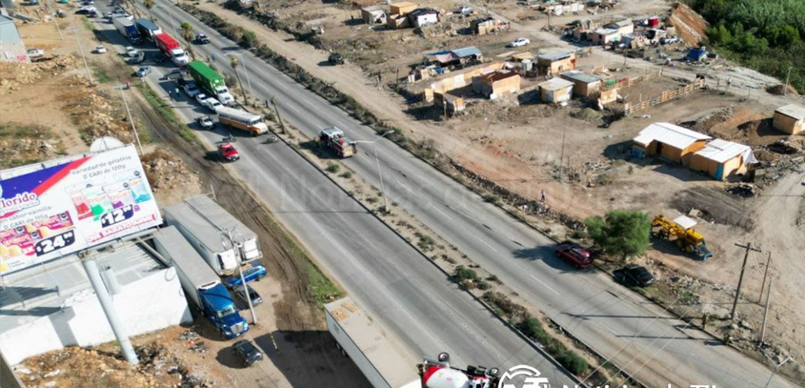 Pipa de gas “Silza” termina en volcadura en la Vía Rápida Oriente; reportan cierre total de la vialidad