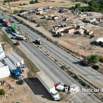 2 Pipa de gas “Silza” termina en volcadura en la Vía Rápida Oriente; reportan cierre total de la vialidad