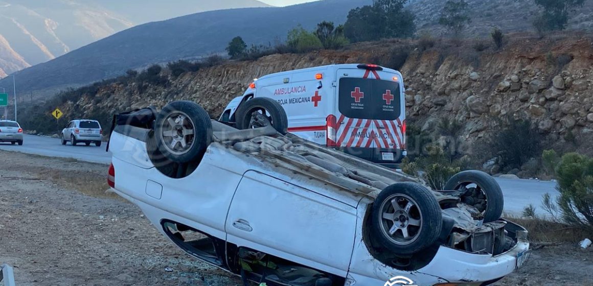 2 Vehículo termina en volcadura en el bulevar 2000, cerca del Borrego Cimarrón