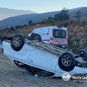 Vehículo termina en volcadura en el bulevar 2000, cerca del Borrego Cimarrón
