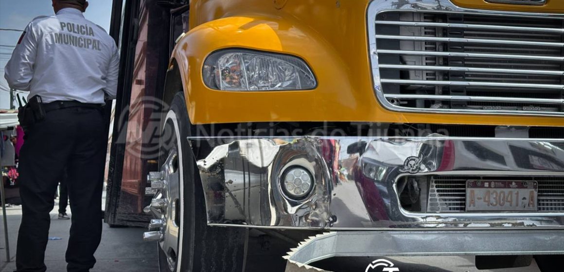 Camión escolar atropella a madre frente a su hija en Villas del Prado II