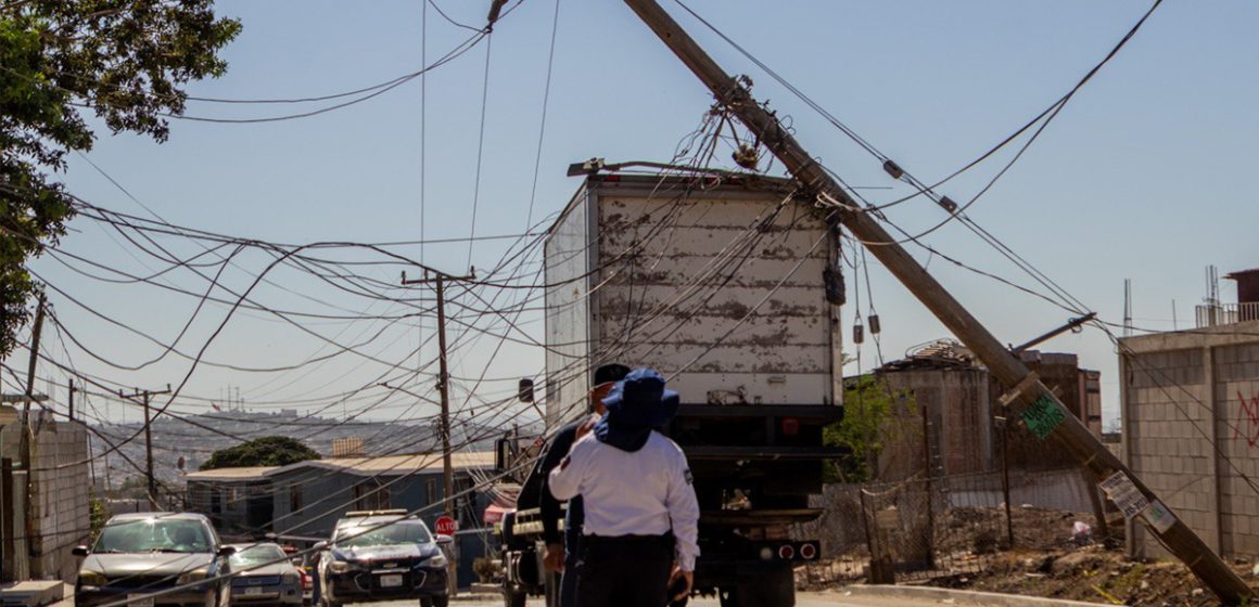 Grúa derriba poste y cables de comunicaciones en la colonia Altiplano
