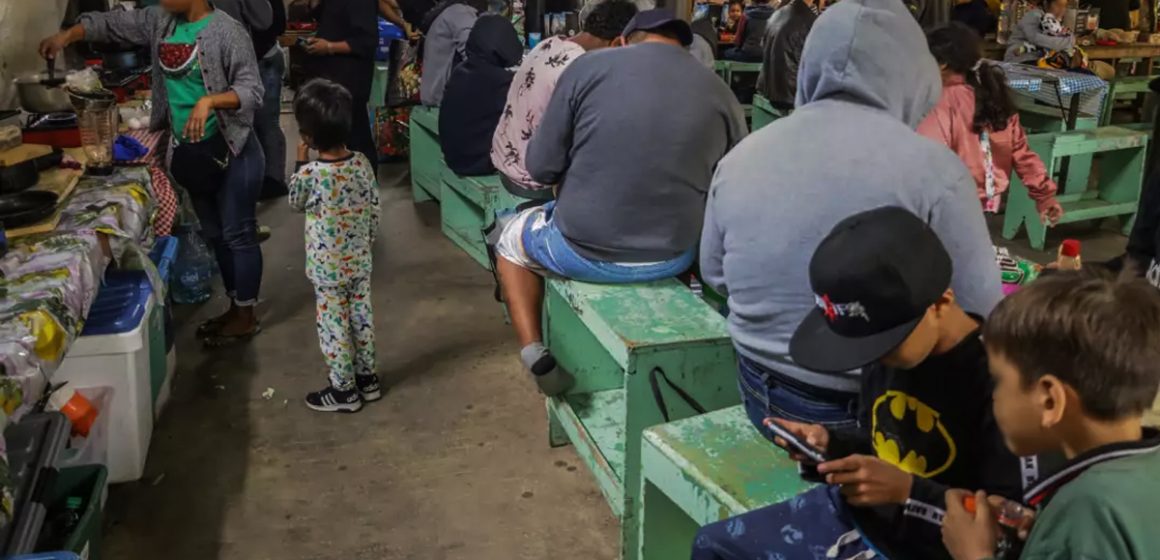 Acusan a policías de Tijuana de extorsionar a migrantes deportados