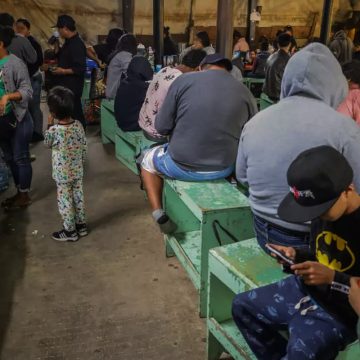 Acusan a policías de Tijuana de extorsionar a migrantes deportados